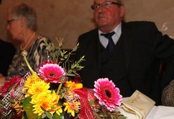 Möge das Jahr 2011 so ein bunter Blumenreigen für die Kameradschaft werden wie dieser Tischschmuck!